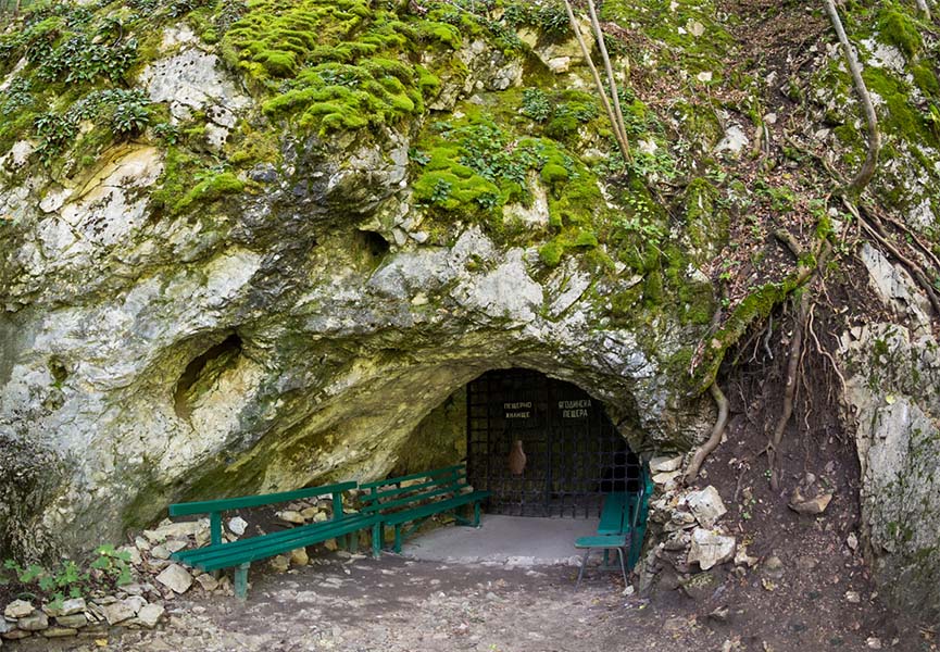 Вхід до Ягодинської печери
