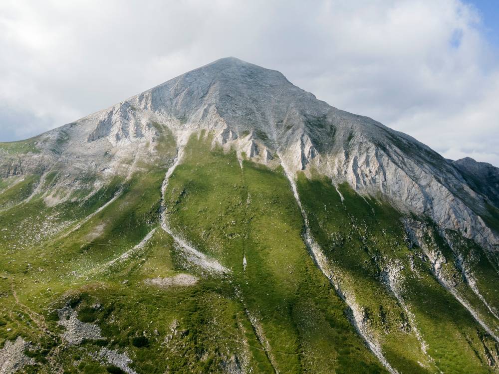 Пік Віхрен — найвища точка Пірінських гір у Болгарії