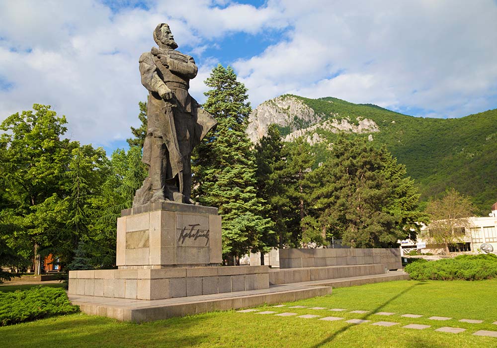Пам'ятник Христу Ботєву на п'єдесталі.