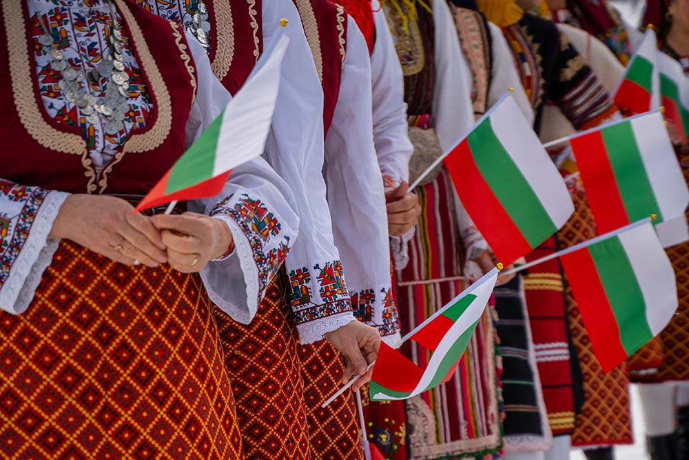 Жінки тримають у руках болгарські прапори.