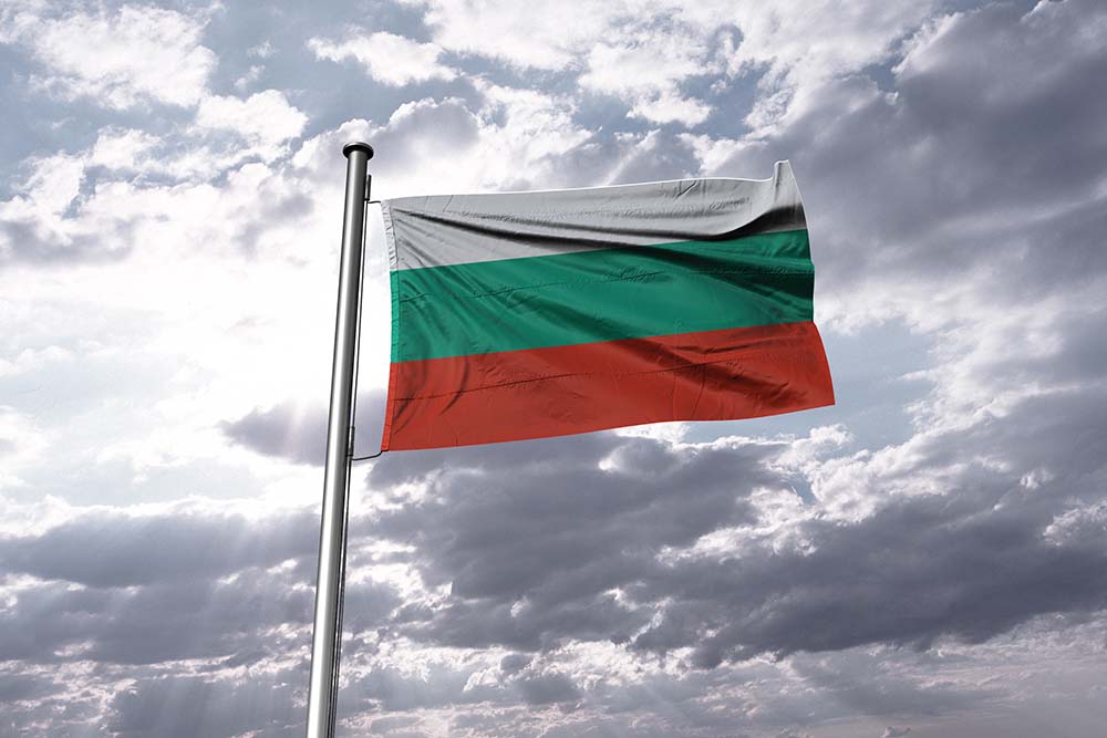 Болгарський прапор на тлі хмарного неба – Стокове зображення