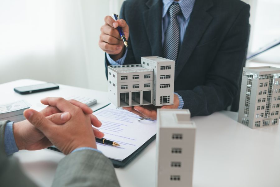 Чоловік обирає між моделями будинків, порівнюючи розстрочку від забудовника та купівлю на вторинному ринку Болгарії.