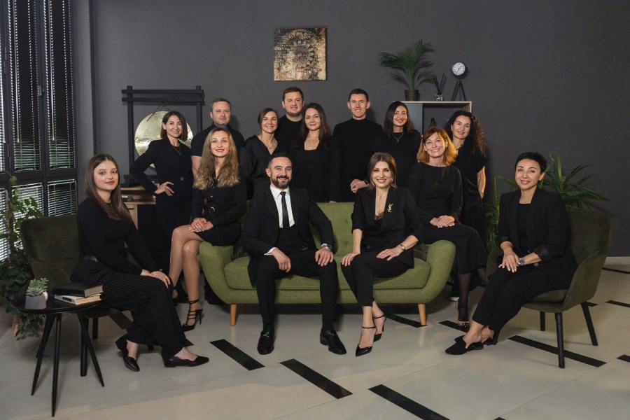 Команда фахівців в офісі проводить потрійну перевірку, гарантуючи безпеку дистанційних угод у Болгарії.